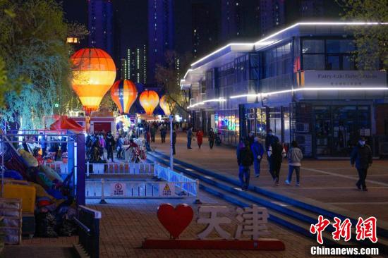 4月12日夜、天津運河新天地の夜市をそぞろ歩く市民（撮影?佟郁）。