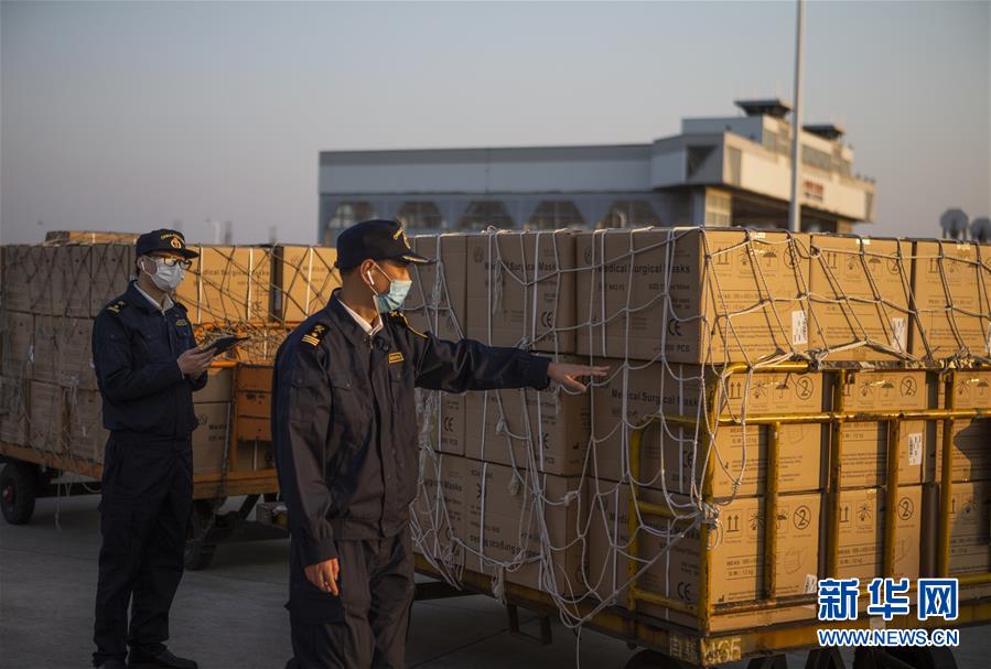 南昌昌北空港で、積載前に防疫物資を検査する職員（4月12日撮影?張浩波）。