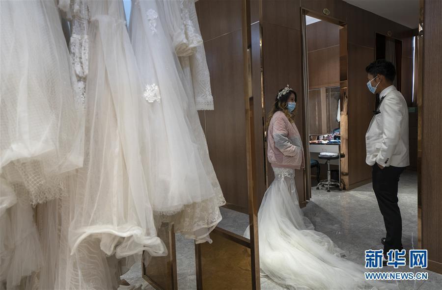 待ち焦がれたウェディングフォトをついに撮影！湖北省武漢の新婚カップル