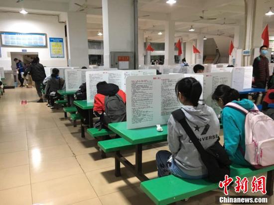 學(xué)生食堂で食事をする生徒（撮影?黃譯鋭）。