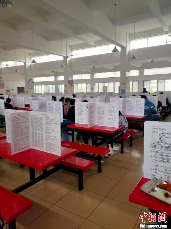 おかずは受験問題？高校の學(xué)食に受験知識満載のパーティション設(shè)置