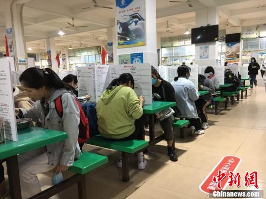 おかずは受験問題？高校の學(xué)食に受験知識(shí)満載のパーティション設(shè)置