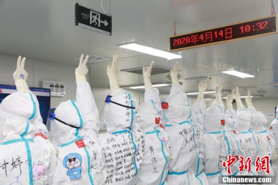 湖北省武漢雷神山醫(yī)院　最後の入院患者たちが転院