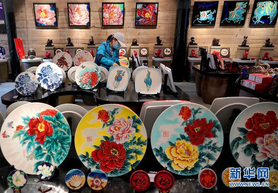 4月14日、河南省洛寧県羅嶺郷「洛陽三彩陶蕓村」展示ホールで展示品を整理する職員（撮影?李安）。