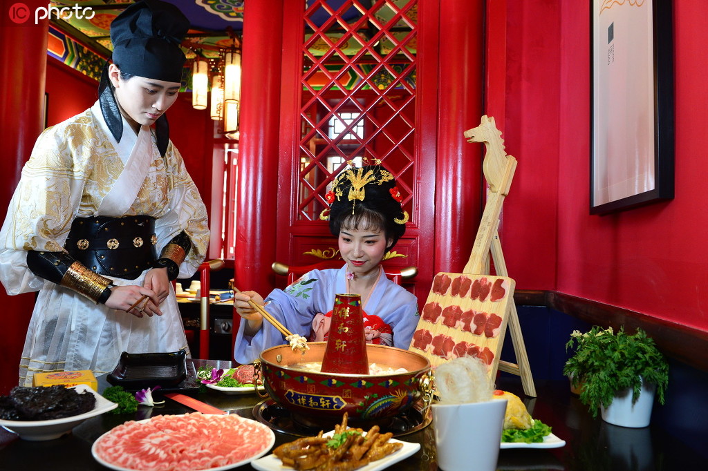 火鍋店で、火鍋を楽しむ漢服マニア（寫真著作権は東方ICが所有のため転載禁止）。