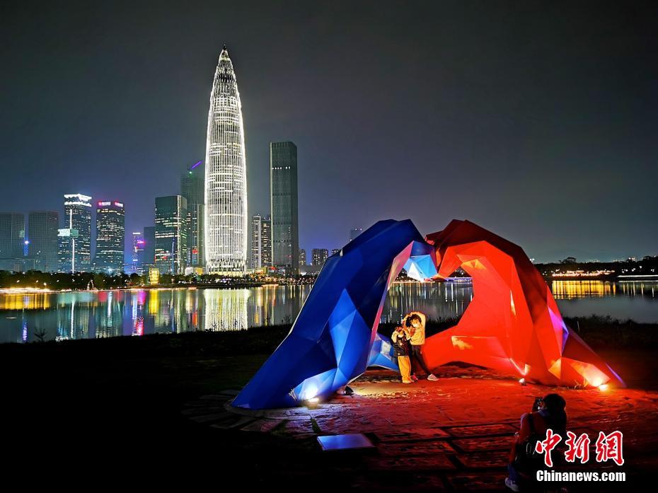 輝くライトアップ、美しい夜景　広東省深セン市