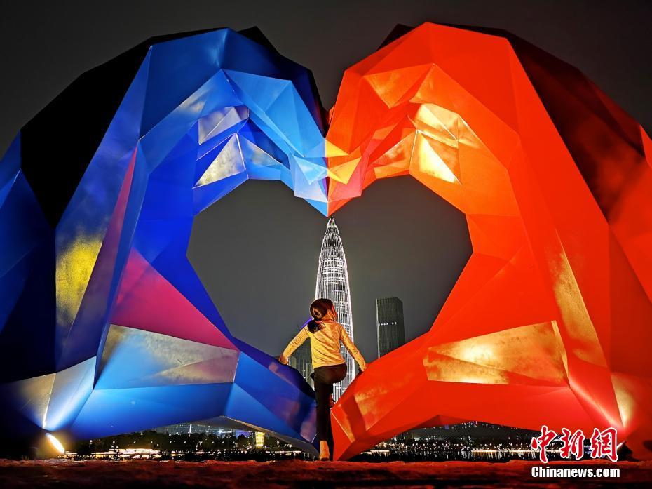 輝くライトアップ、美しい夜景　広東省深セン市