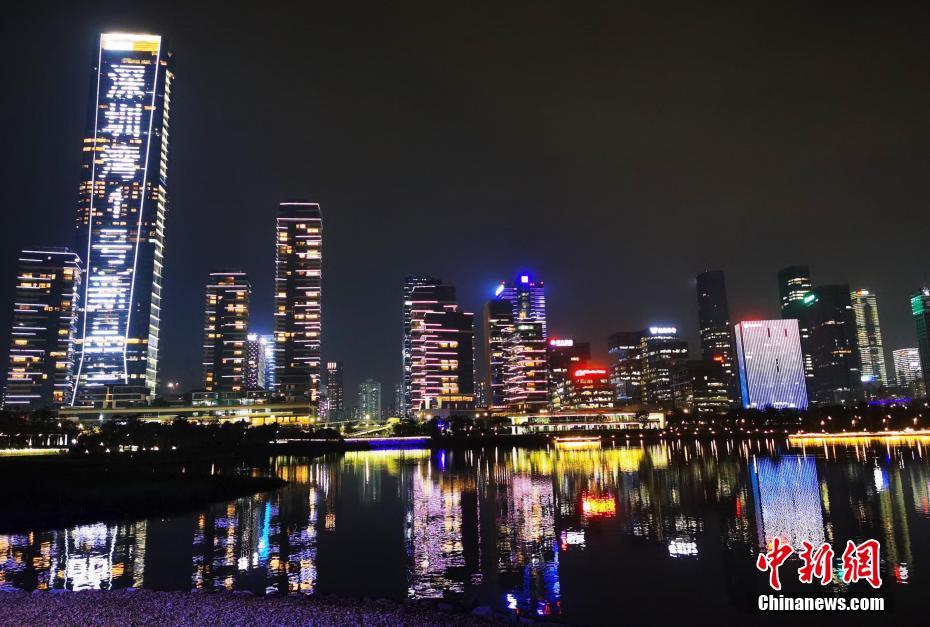 輝くライトアップ、美しい夜景　広東省深セン市