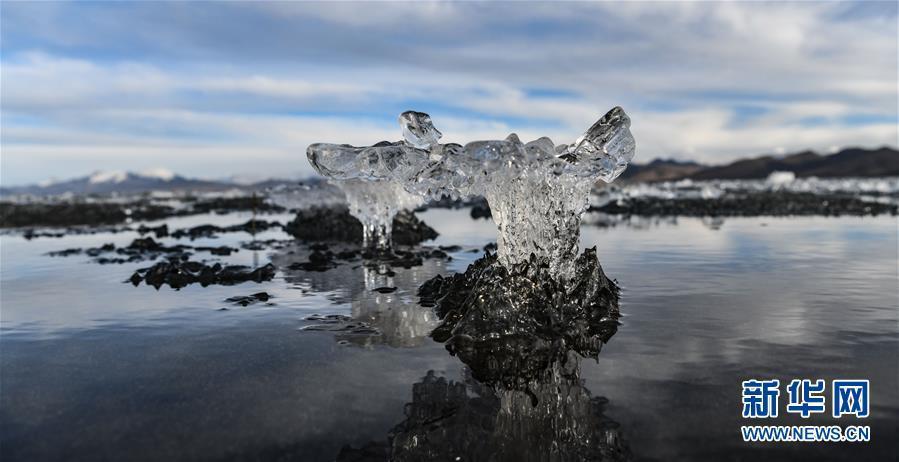 チベットの高原の湖?普姆雍措が解氷