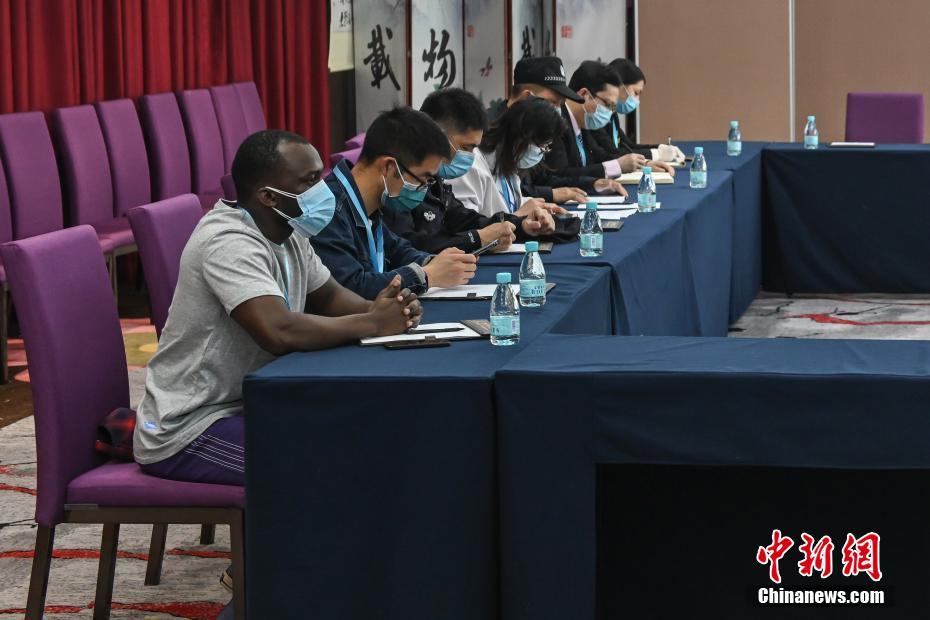 隔離用ホテルでボランティアとして働くアフリカ人留學(xué)生　広東省広州市