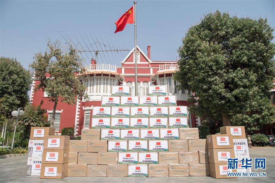 在エジプト中國大使館、留學(xué)生に「健康セット」を寄贈