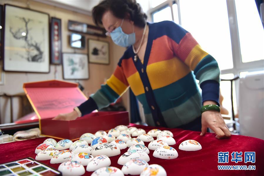 卵の殻を美しく飾り付けた伝統(tǒng)工蕓「彩蛋絵」　北京