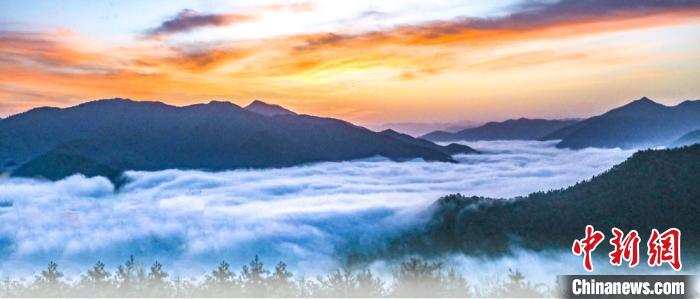 朝焼けに染められ、うねるように流れる雲(yún)?！「驶嵤I當(dāng)