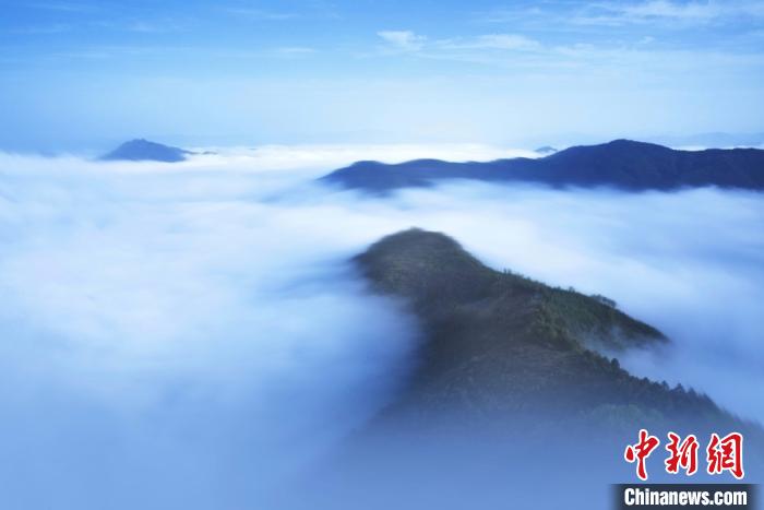 朝焼けに染められ、うねるように流れる雲(yún)?！「驶嵤I當(dāng)