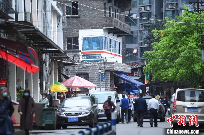 ビルを突き抜けるバス？ユニークなグラフィティアートが話題に　重慶