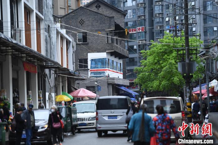 ビルを突き抜けるバス？ユニークなグラフィティアートが話題に　重慶