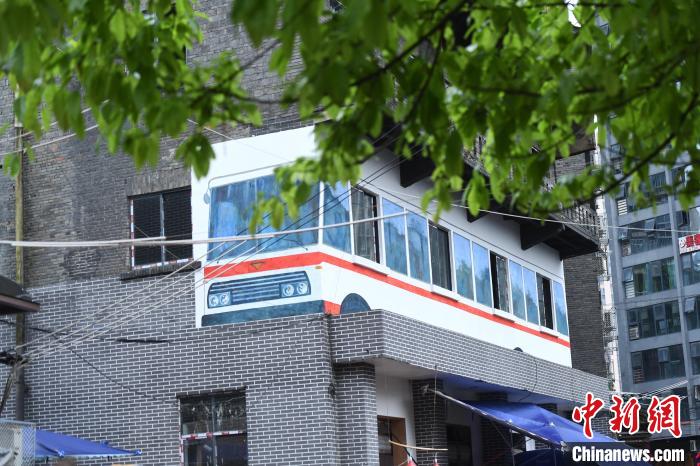 ビルを突き抜けるバス？ユニークなグラフィティアートが話題に　重慶