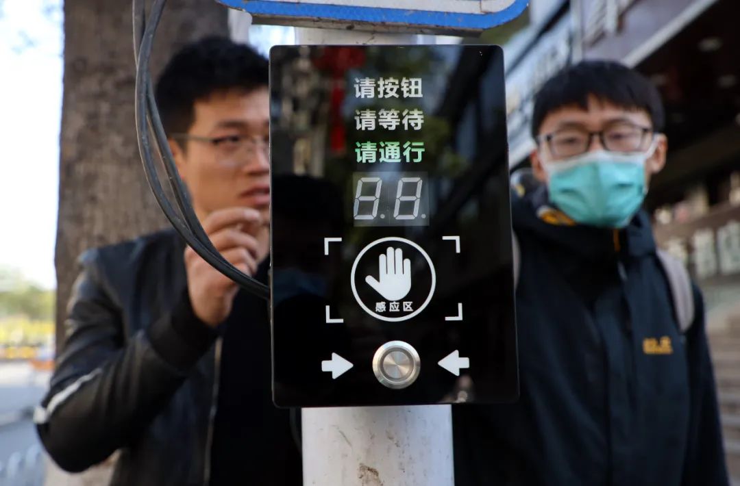 手のひらをかざすと青になる信號機(jī)が江蘇省徐州市に登場