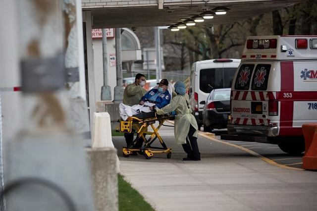 米ニューヨークのある病院で、患者を移送する醫(yī)療従事者（資料提供?新華社）。