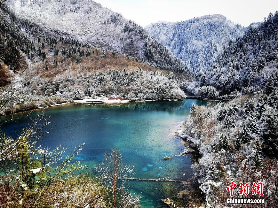 「童話の世界」に変身した降雪後の九寨溝（撮影?梁楓）。