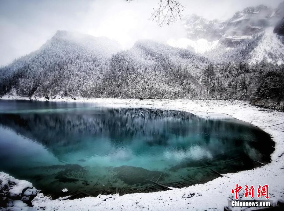 九寨溝で3日連続降雪、「童話の世界」に変身　四川省