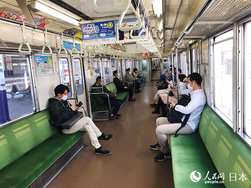 日本では普段から電車に乗る際、他人とは一定の距離を保つ習(xí)慣があるが、新型コロナウイルスの感染が広がっている現(xiàn)在、感染防止のため、乗客たちは互いに保つ距離をさらに広げ、電車に乗る人も目に見えて減少している。また換気があまりよくない車両內(nèi)などでは、マスクをしていない人を見かけることもすでにほとんどなくなっている。