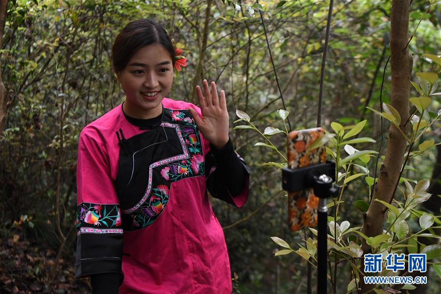 4月23日、ライブ配信中、視聴者に挨拶する施林嬌さん（撮影?薛宇舸）。