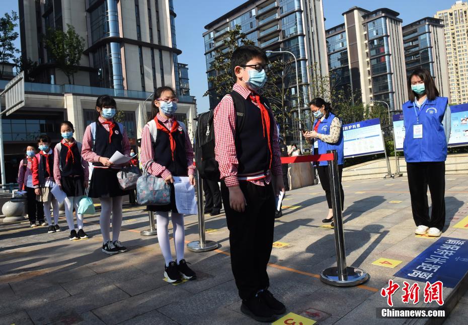 重慶市で第二陣となる小中高校の授業(yè)再開(kāi)　機(jī)に透明隔離板を設(shè)置