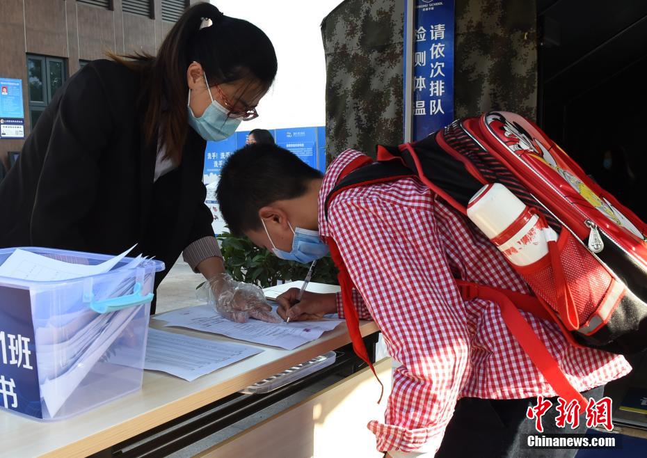 重慶市で第二陣となる小中高校の授業(yè)再開　機に透明隔離板を設(shè)置
