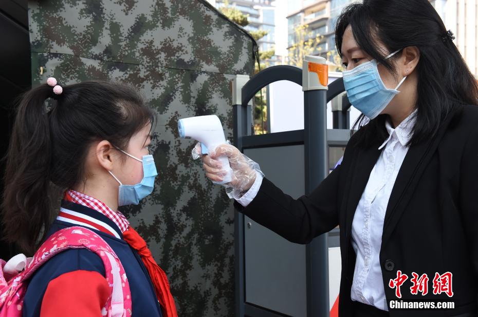 重慶市で第二陣となる小中高校の授業(yè)再開　機に透明隔離板を設(shè)置