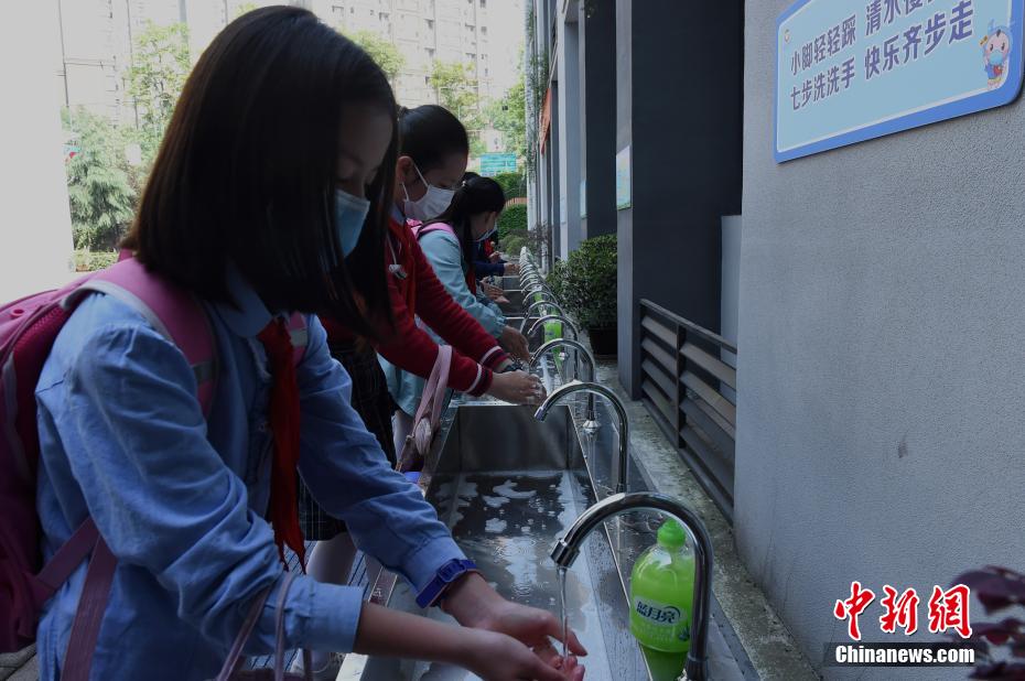 重慶市で第二陣となる小中高校の授業(yè)再開　機(jī)に透明隔離板を設(shè)置