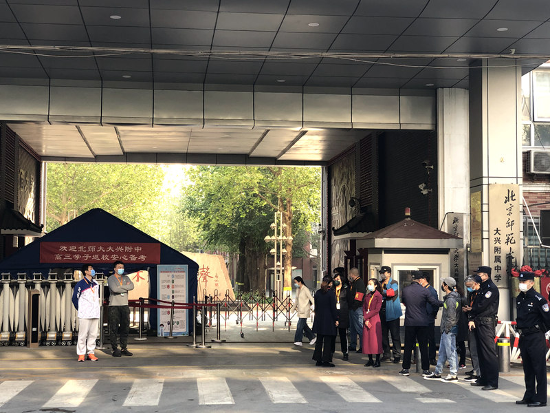 校門に朝早くから立ち、學(xué)生の登校を待つ北京師範(fàn)大學(xué)大興附屬中學(xué)の教師と警備員（撮影?李依環(huán)）。