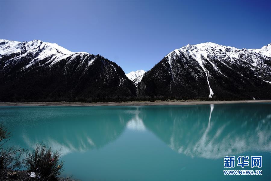 青空と雪山、湖水が織りなす美しき然烏湖の絶景　チベット