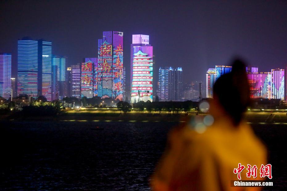 湖北省武漢の遊覧船「知音號」が運航再開　白衣の天使に敬意