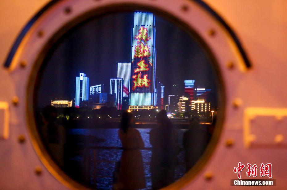 湖北省武漢の遊覧船「知音號」が運航再開　白衣の天使に敬意