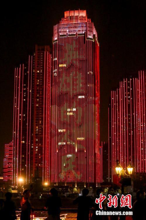 湖北省武漢の遊覧船「知音號(hào)」が運(yùn)航再開(kāi)　白衣の天使に敬意