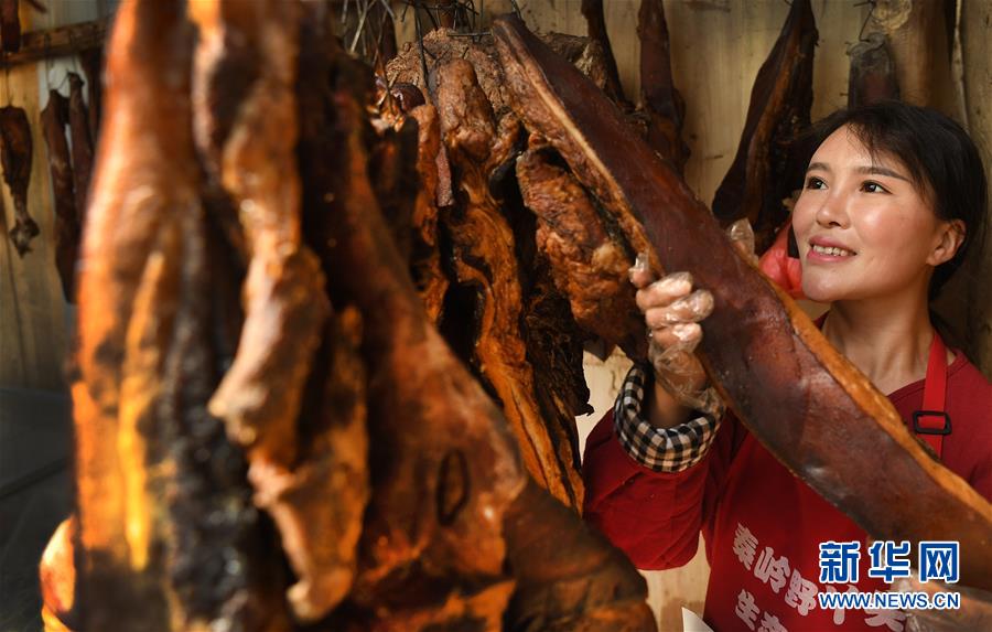 秦嶺の山奧で養(yǎng)豚に従事する1990年代生まれの女性　陝西省