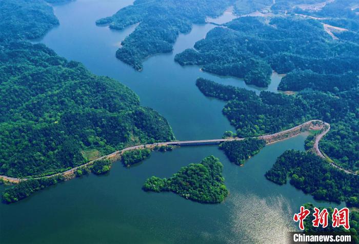 上空から眺めた江西省新余仙女湖の春景色
