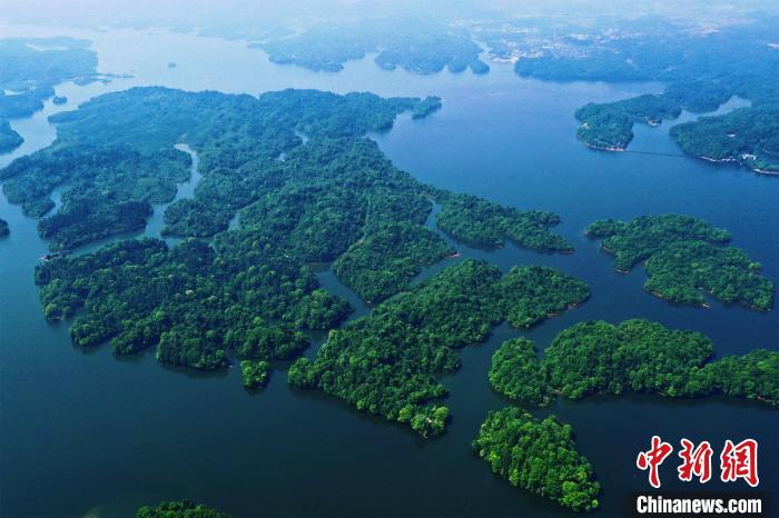 上空から眺めた江西省新余仙女湖の春景色