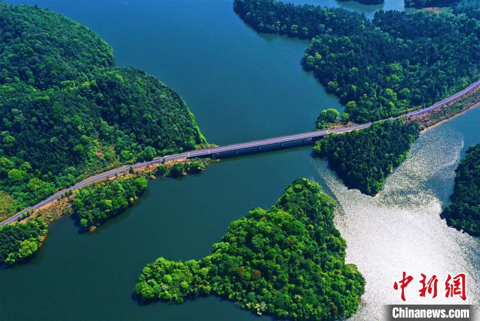 上空から眺めた江西省新余仙女湖の春景色
