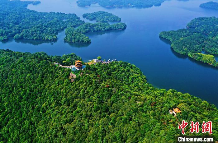 上空から眺めた江西省新余仙女湖の春景色