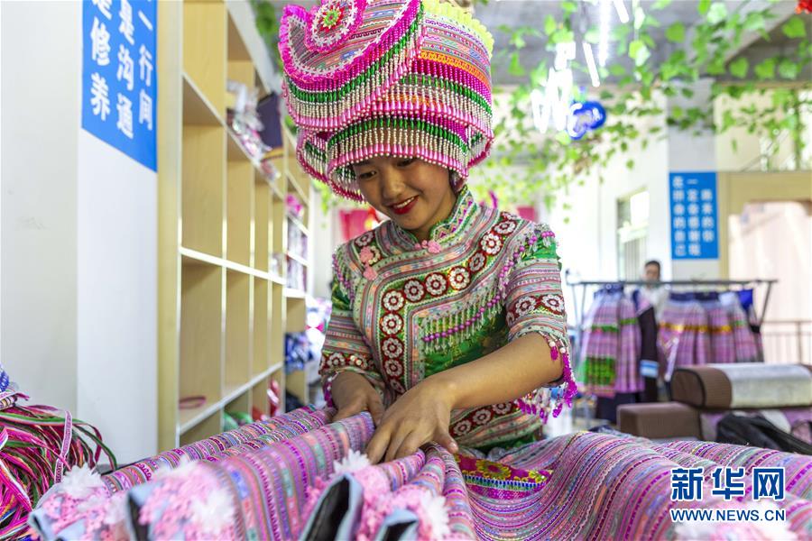 青年刺繍作業(yè)場が村民を豊かな暮らしへと後押し　貴州省黔西