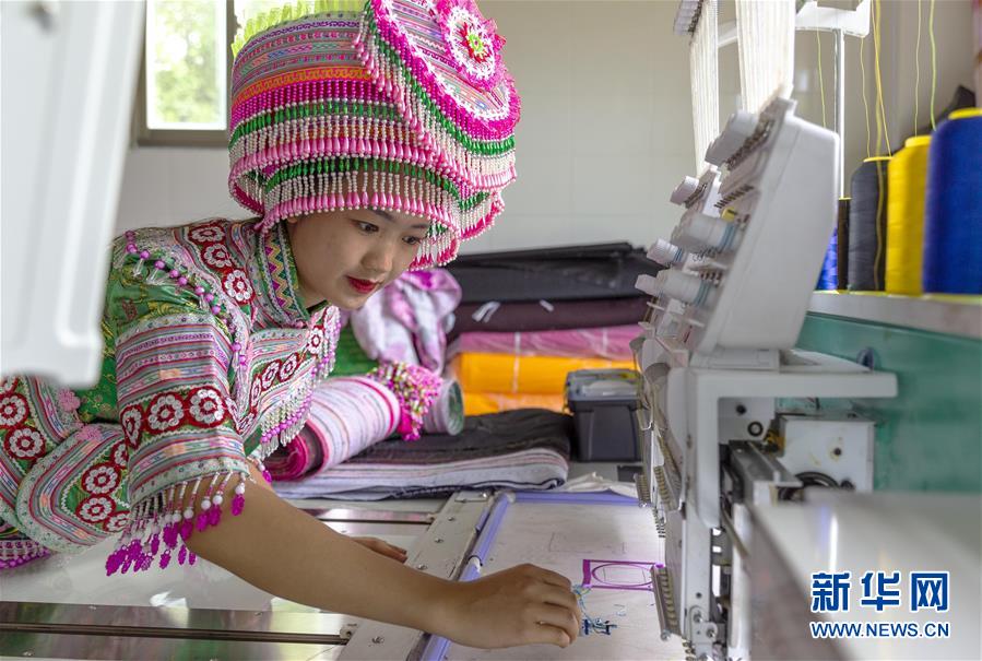 青年刺繍作業(yè)場が村民を豊かな暮らしへと後押し　貴州省黔西