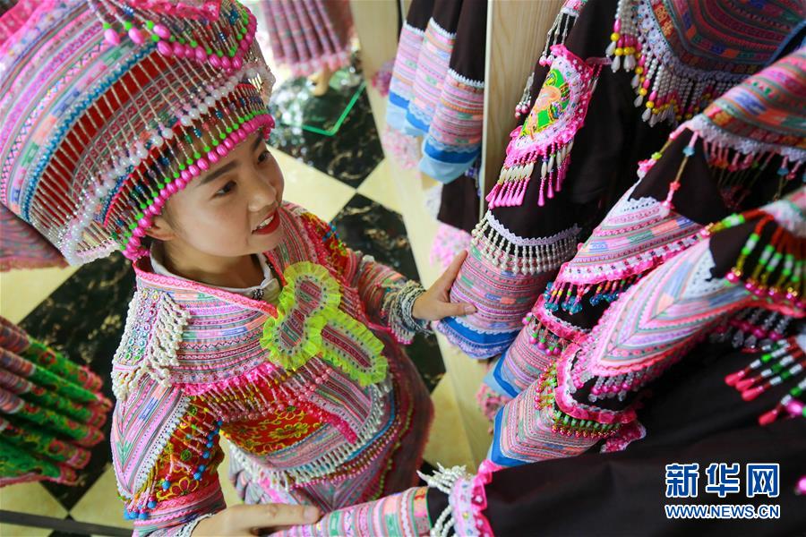 青年刺繍作業(yè)場が村民を豊かな暮らしへと後押し　貴州省黔西