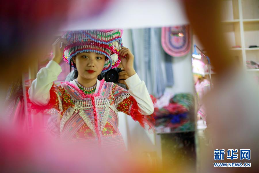 青年刺繍作業(yè)場が村民を豊かな暮らしへと後押し　貴州省黔西