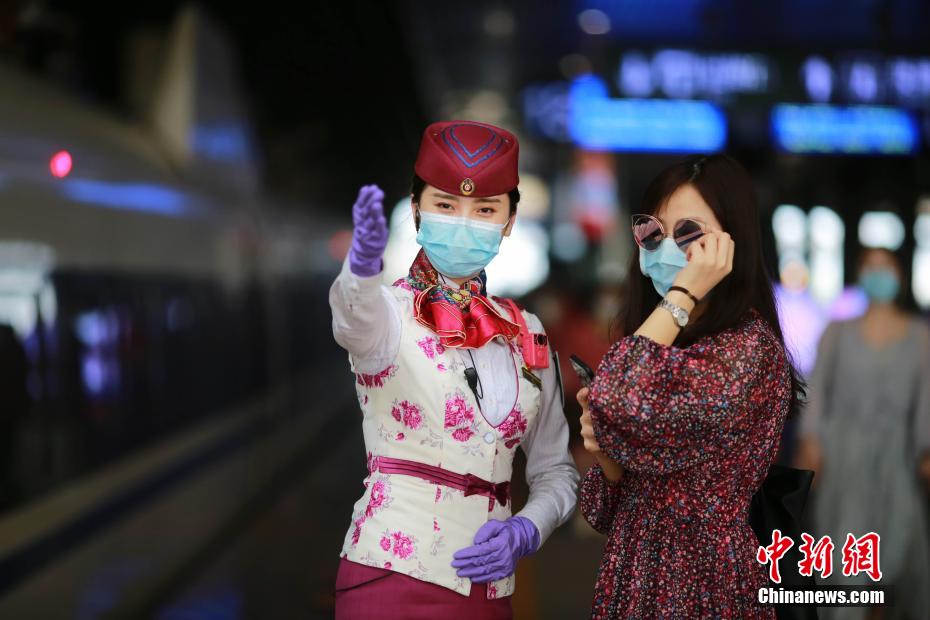 成都と重慶結(jié)ぶ成渝高速鉄道を彩る美しい乗務(wù)員