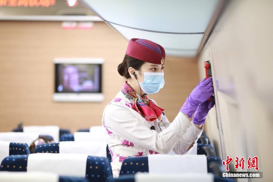 成都と重慶結ぶ成渝高速鉄道を彩る美しい乗務員