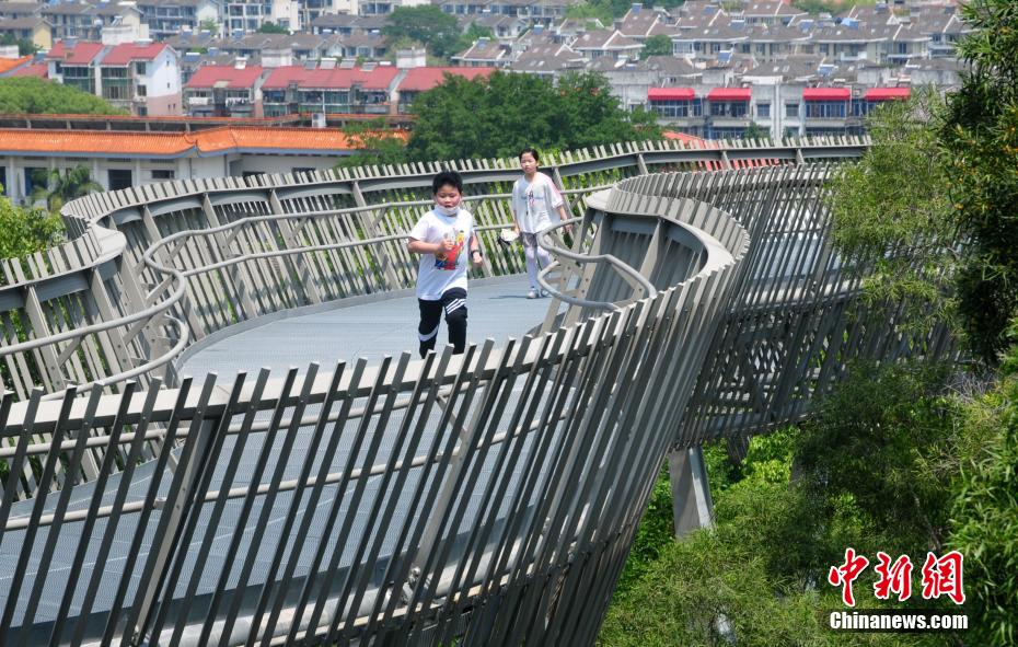 メーデー連休中、「森の上」をそぞろ歩く福州市民　福建省