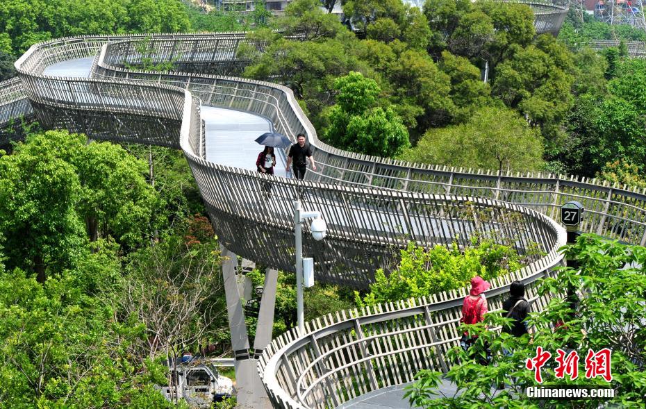 メーデー連休中、「森の上」をそぞろ歩く福州市民　福建省