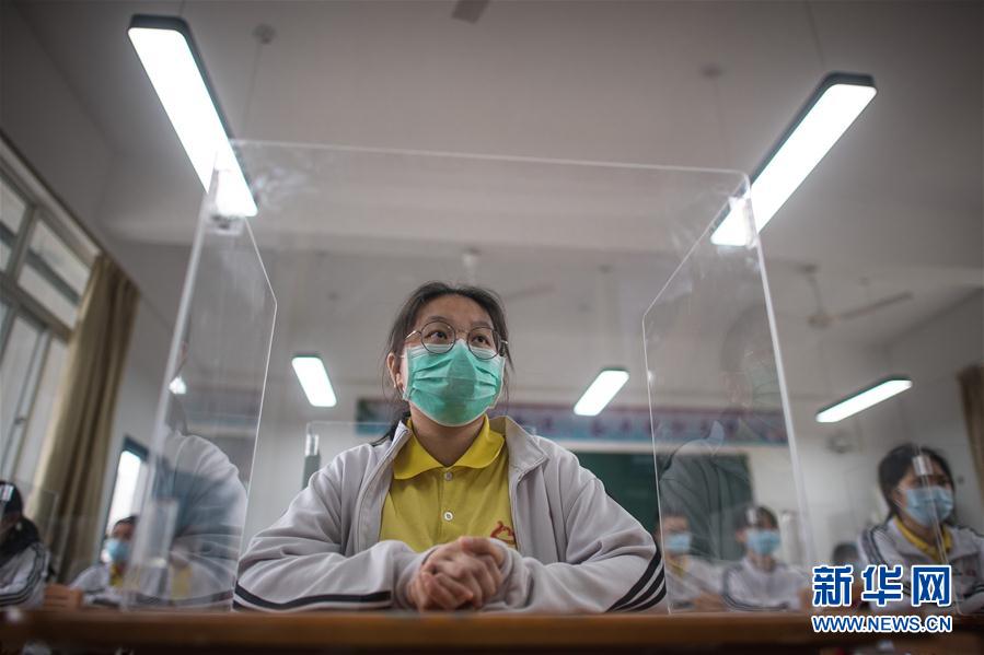 5月6日、教室で授業(yè)を受ける武漢市第二十三中高一貫校の高校3年生（撮影?肖蕓九）。